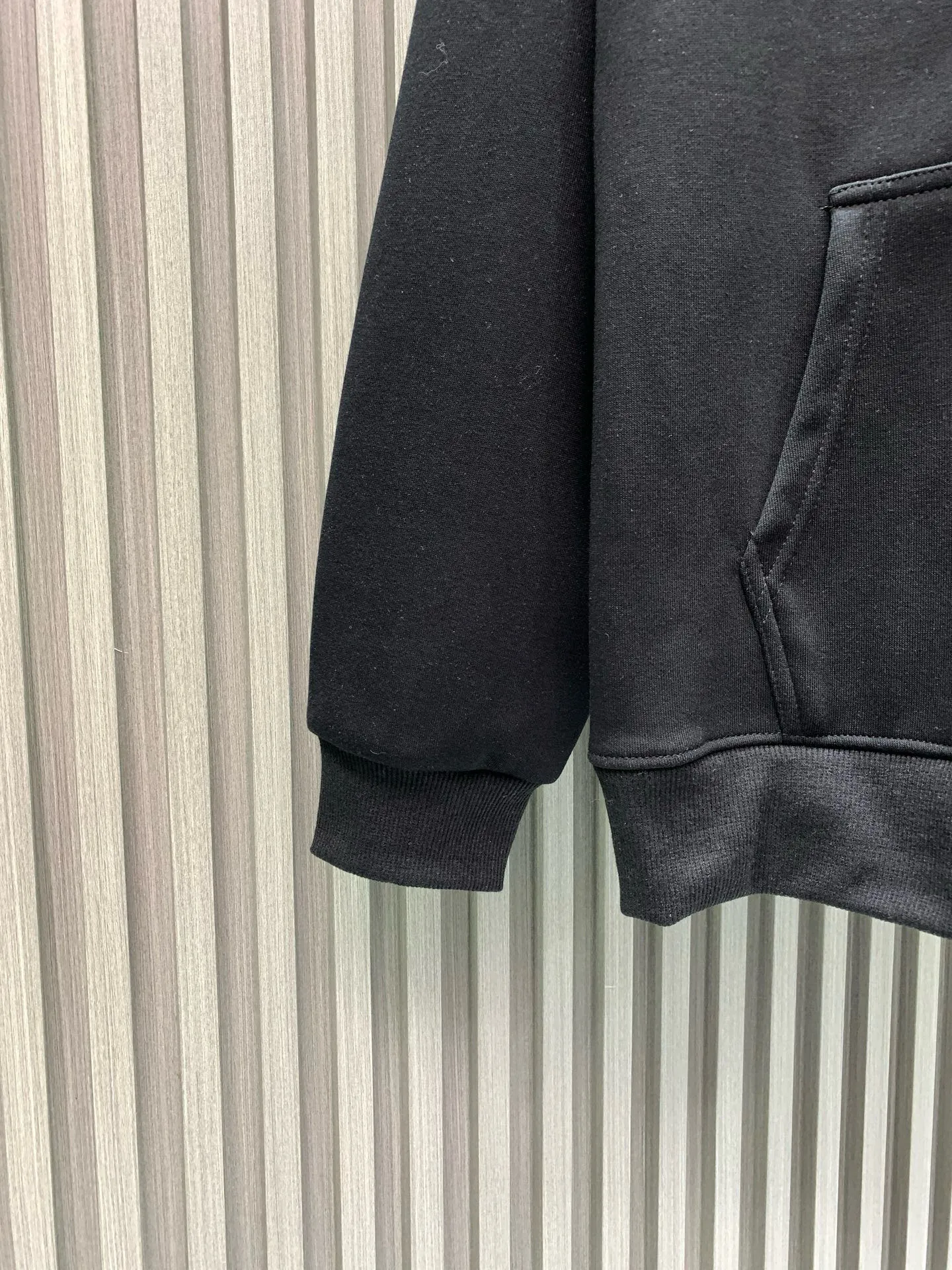 🅿️300 🀄️ Chrome Hearts Chrome Hearts Chrome New York City limited zipper jacket. Purchased and developed on the official website at 7999. 400 grams of pure cotton➕silver fox velvet. The fabric is made of 400 grams of thin velvet coarse fish scale fabric. The printing is based on the original version and is printed with hand glue. The finished product is brushed and washed to shape. It feels excellent. Real antique silver and aged chain heads. The overall routing is straight and delicate. The fabric is comfortable and soft. The color is consistent and has no color difference. Can be matched with the same style to create a fashionable look, suitable for various occasions. Customized accessories. Complete with three standards. Same style for men and women.